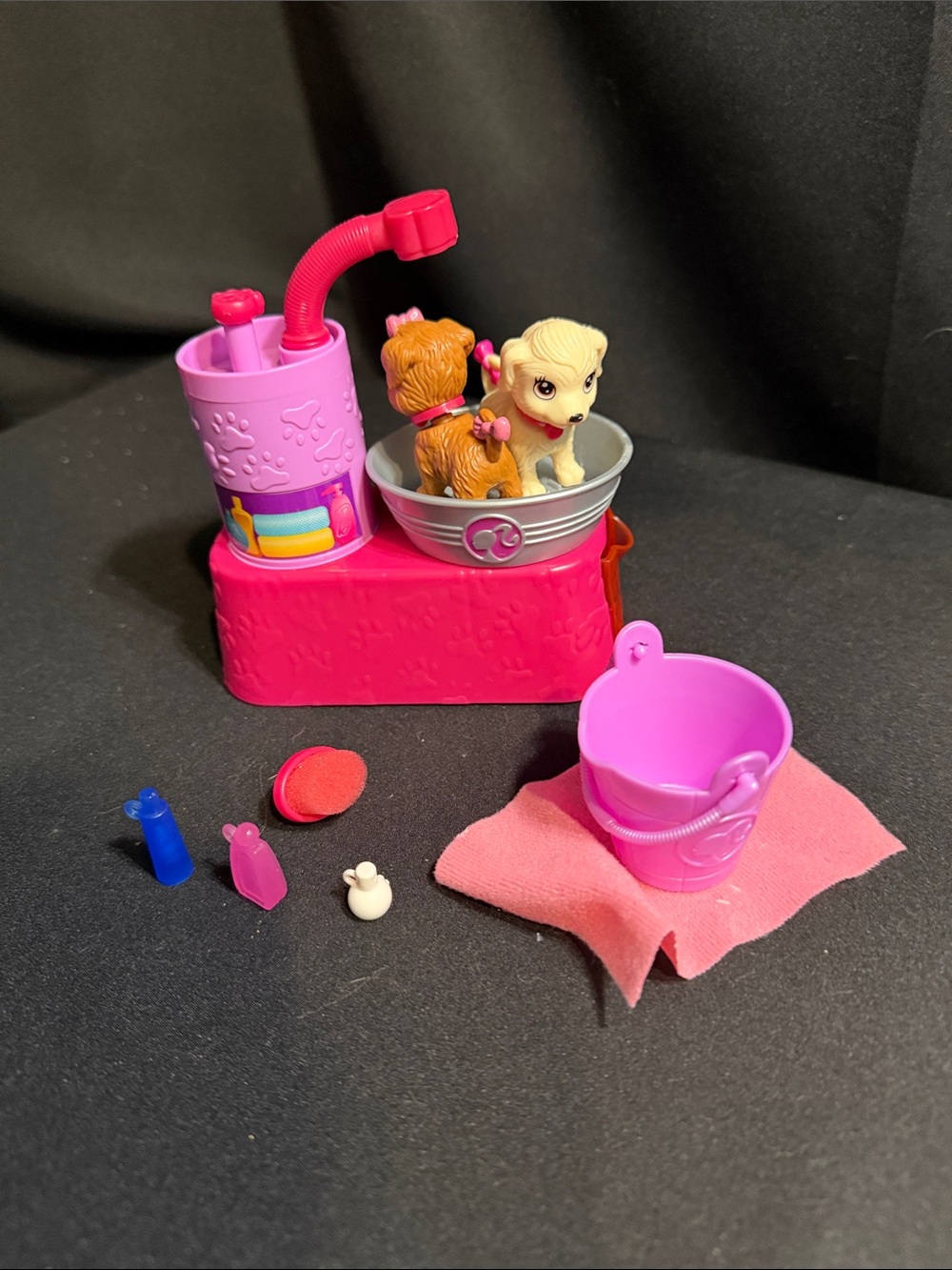 2011 Barbie Suds & Hugs Pups Playset
